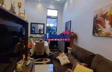 Imagem: A casa possui 3 Dormitórios, 2 Banheiros, 2 Vagas na garagem