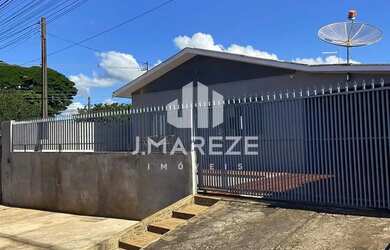 Imagem: A casa possui 3 Dormitórios, 2 Banheiros, 2 Vagas na garagem