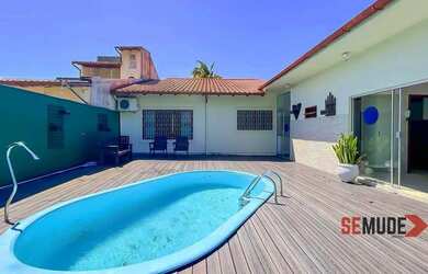 Imagem: A casa possui 3 Dormitórios, 4 Banheiros, 2 Vagas na garagem