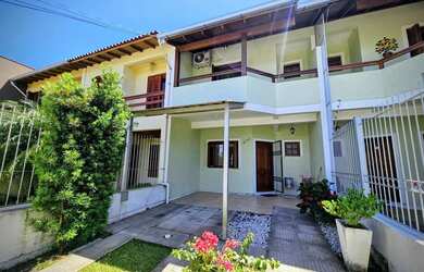 Imagem: A casa possui 3 Dormitórios, 3 Banheiros, 2 Vagas na garagem