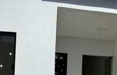 Imagem: A casa possui 3 Dormitórios, 2 Banheiros, 1 Vaga na garagem