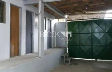 Imagem: O depósito possui 2 Vagas na garagem, 420m² de Área e está