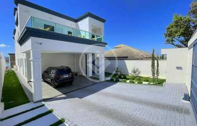 Imagem: A casa possui 3 Dormitórios, 3 Banheiros, 4 Vagas na garagem