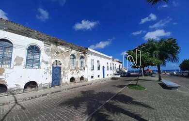 Imagem: A casa possui 3 Dormitórios, 2 Banheiros, 180m² de Área e