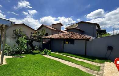 Imagem: A casa possui 3 Dormitórios, 1 Banheiro, 2 Vagas na garagem