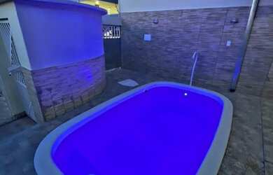 Imagem: A casa possui 3 Dormitórios, Acomodam 15 pessoas, 3 Vagas na