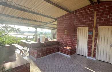 Imagem: A casa possui 2 Dormitórios, Acomodam 10 pessoas, 4 Vagas na