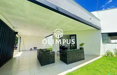 Imagem: A casa possui 3 Dormitórios, 3 Banheiros, 4 Vagas na garagem