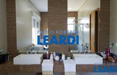 Imagem: A casa em condomínio à venda possui 4 Dormitórios, 5 Banheiros