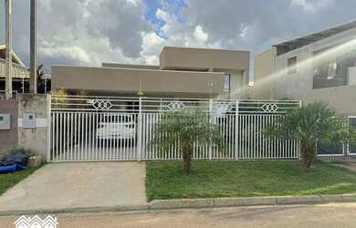 Imagem: A casa possui 3 Dormitórios, 1 Banheiro, 1 Vaga na garagem