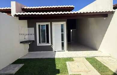 Imagem: A casa possui 2 Dormitórios, 2 Banheiros, 2 Vagas na garagem