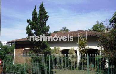 Imagem: A casa possui 4 Dormitórios, 3 Banheiros, 2 Vagas na garagem