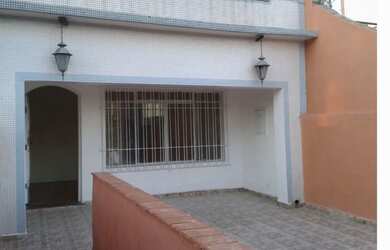 Imagem: A casa possui 3 Dormitórios, 2 Banheiros, 2 Vagas na garagem