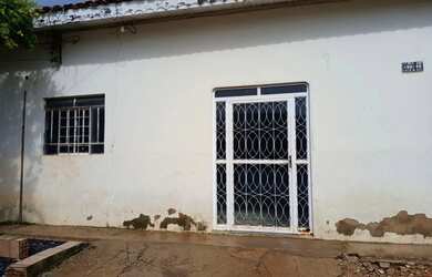 Imagem: A casa possui 3 Dormitórios, 1 Banheiro, 2 Vagas na garagem