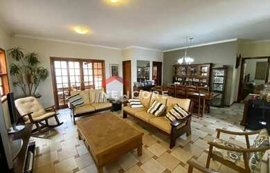 Imagem: A casa possui 3 Dormitórios, 4 Banheiros, 4 Vagas na garagem