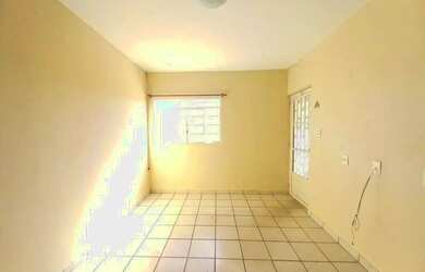 Imagem: A casa possui 3 Dormitórios, 1 Banheiro, 1 Vaga na garagem