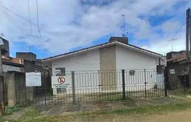 Imagem: A casa possui 3 Dormitórios, 1 Banheiro, 1 Vaga na garagem