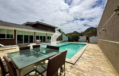 Imagem: A casa possui 4 Dormitórios, 5 Banheiros, 5 Vagas na garagem