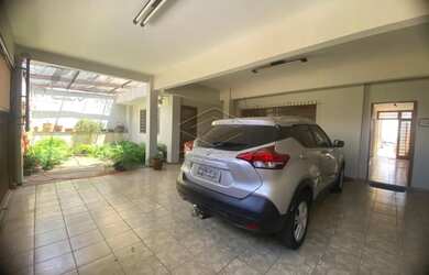 Imagem: A casa possui 4 Dormitórios, 5 Banheiros, 3 Vagas na garagem