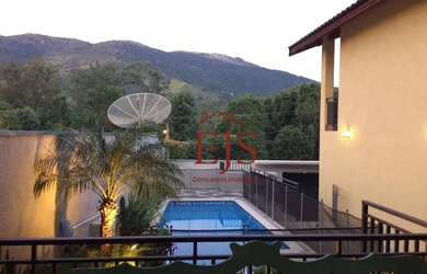 Imagem: A casa possui 4 Dormitórios, 5 Banheiros, 4 Vagas na garagem