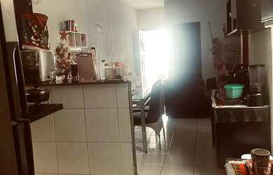 Imagem: A casa possui 2 Dormitórios, 2 Banheiros, 2 Vagas na garagem