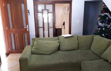 Imagem: A casa possui 4 Dormitórios, 2 Banheiros, 2 Vagas na garagem