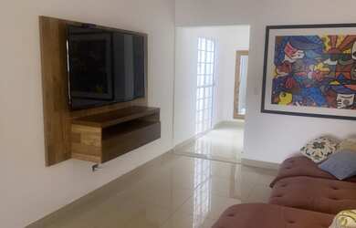 Imagem: A casa possui 3 Dormitórios, 1 Banheiro, 3 Vagas na garagem