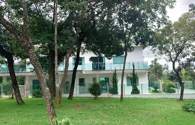 Imagem: A casa possui 5 Dormitórios, 3 Banheiros, 5 Vagas na garagem