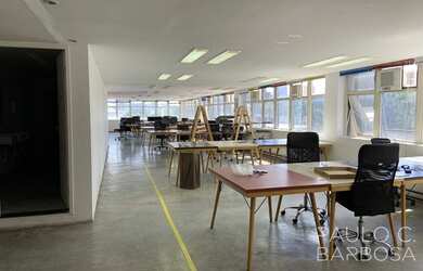 Imagem: O depósito possui 3 Vagas na garagem, 448m² de Área e está