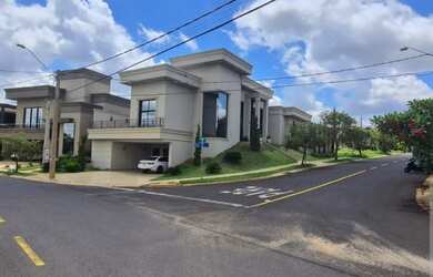 Imagem: A casa em condomínio possui 4 Dormitórios, 5 Banheiros, 315m²