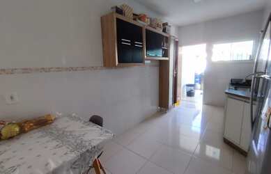 Imagem: A casa possui 2 Dormitórios, 1 Banheiro, 2 Vagas na garagem