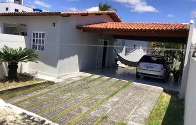 Imagem: A casa possui 3 Dormitórios, 4 Banheiros, 5 Vagas na garagem