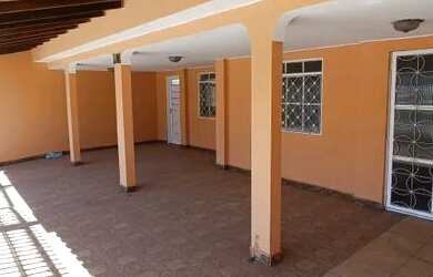 Imagem: A casa possui 3 Dormitórios, 1 Banheiro, 2 Vagas na garagem