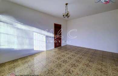 Imagem: A casa possui 3 Dormitórios, 2 Banheiros, 2 Vagas na garagem