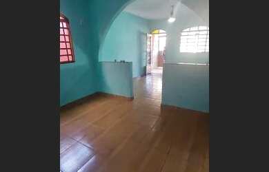 Imagem: A casa possui 3 Dormitórios, 1 Banheiro, 1 Vaga na garagem