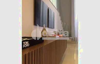 Imagem: A casa possui 3 Dormitórios, 4 Banheiros, 2 Vagas na garagem