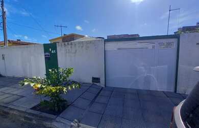 Imagem: A casa possui 3 Dormitórios, 3 Banheiros, 2 Vagas na garagem