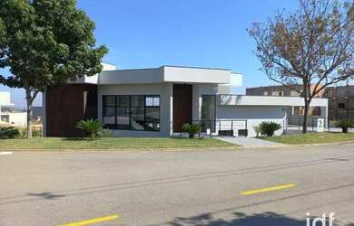 Imagem: A casa possui 5 Dormitórios, 1 Banheiro, 3 Vagas na garagem