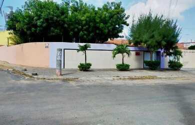 Imagem: A casa possui 3 Dormitórios, 4 Banheiros, 3 Vagas na garagem