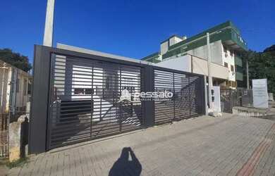 Imagem: A casa possui 3 Dormitórios, 1 Banheiro, 2 Vagas na garagem