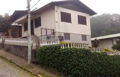 Imagem: A casa possui 2 Dormitórios, 1 Banheiro, 4 Vagas na garagem