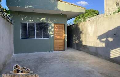 Imagem: A casa possui 2 Dormitórios, 2 Banheiros, 125m² de Área e