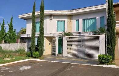 Imagem: A casa possui 4 Dormitórios, 2 Banheiros, 2 Vagas na garagem