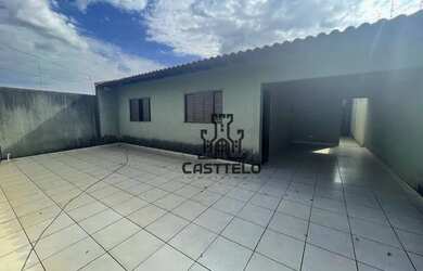 Imagem: A casa possui 2 Dormitórios, 2 Banheiros, 2 Vagas na garagem