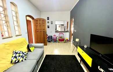 Imagem: A casa possui 3 Dormitórios, 1 Banheiro, 2 Vagas na garagem