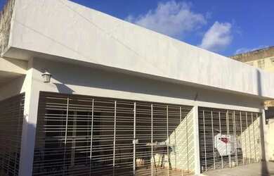 Imagem: A casa possui 3 Dormitórios, 3 Banheiros, 4 Vagas na garagem