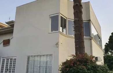 Imagem: A casa possui 5 Dormitórios, 4 Banheiros, 5 Vagas na garagem