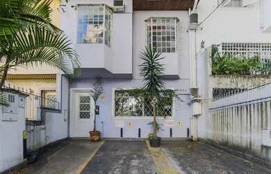 Imagem: A casa possui 5 Dormitórios, 3 Banheiros, 2 Vagas na garagem