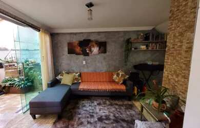 Imagem: A casa possui 3 Dormitórios, 2 Banheiros, 1 Vaga na garagem