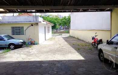 Imagem: A casa possui 3 Dormitórios, 3 Banheiros, 5 Vagas na garagem